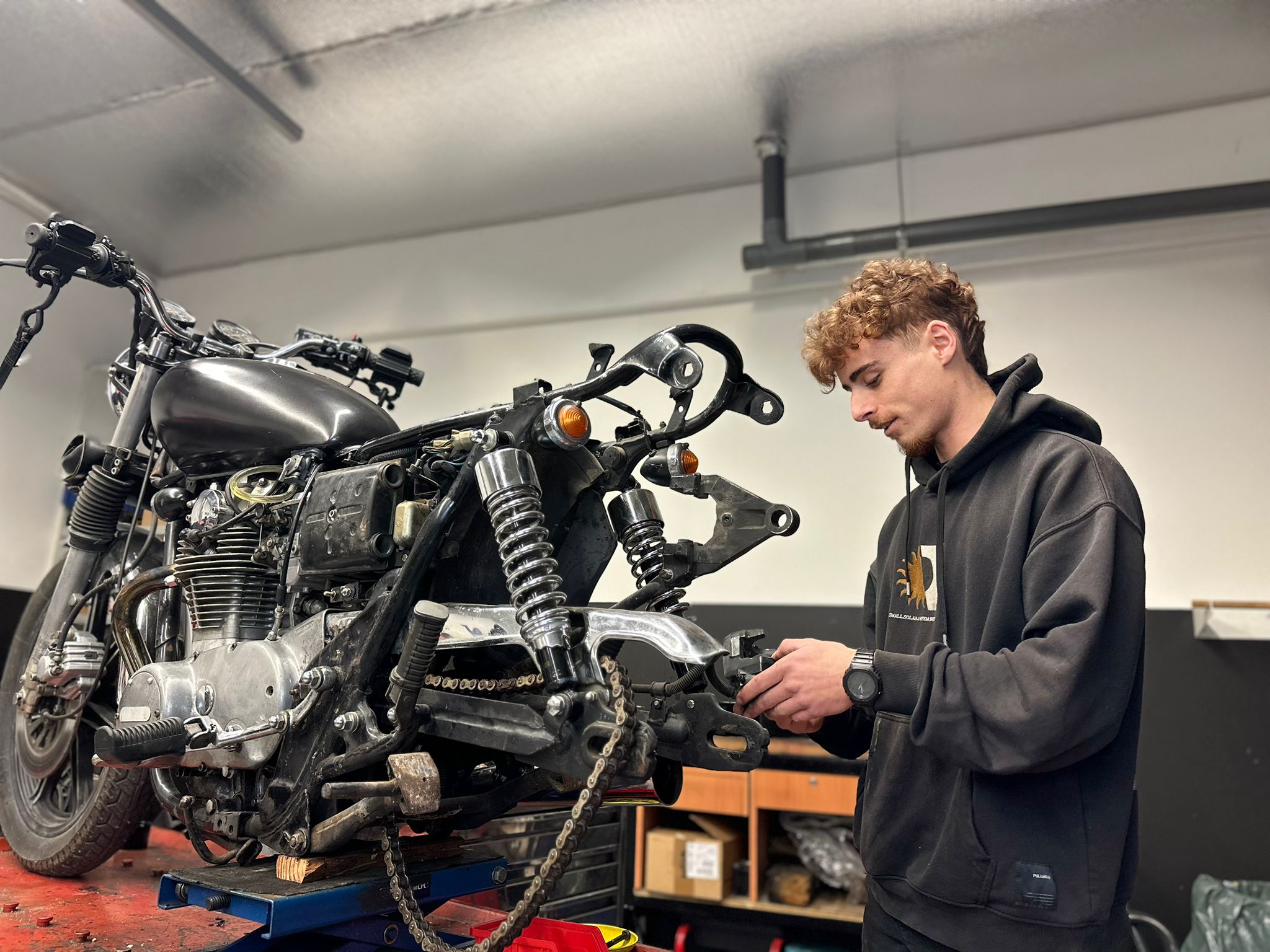 Entretien moto dans l'atelier Apro Racer